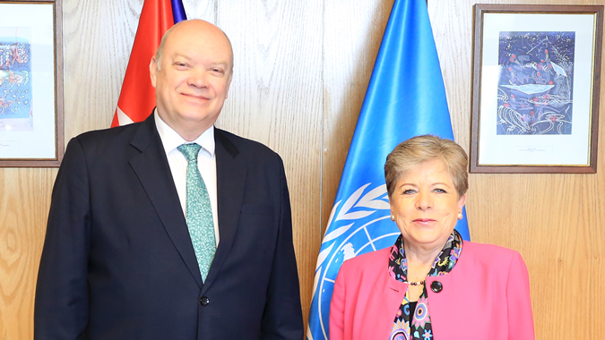De derecha a izquierda, Alicia Bárcena, Secretaria Ejecutiva de la CEPAL, y Rodrigo Malmierca, Ministro de Comercio Exterior y la Inversión Extranjera de Cuba.