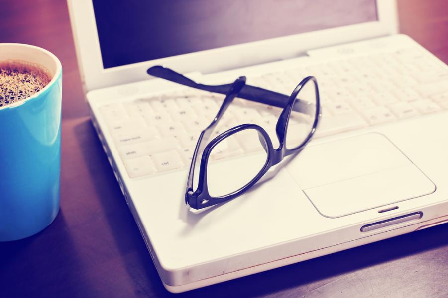 Imagen de lentes sobre un computador